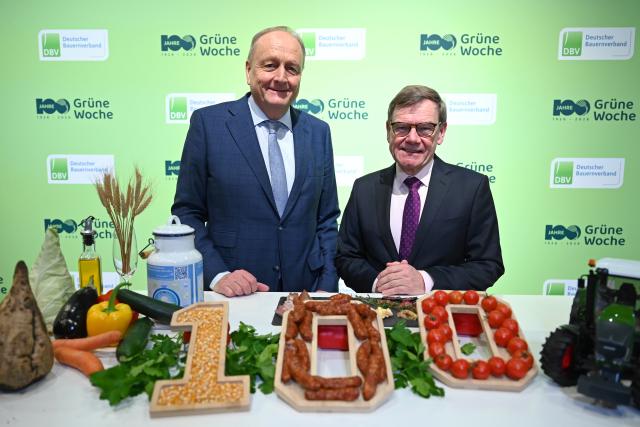 20 January 2026, Berlin: Joachim Rukwied (L), president of the German Farmers' Association, stands next to Germany's Foreign Minister Johann Wadephul during a tour of the 90th International Green Week in Berlin, the world's largest trade fair for food, agriculture and horticulture, which is celebrating its 100th anniversary. Photo: Elisa Schu/dpa