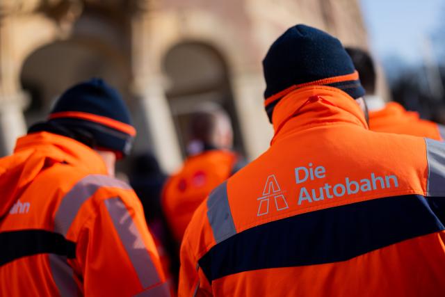20 January 2026, North Rhine-Westphalia, Gelsenkirchen: Employees of Autobahn GmbH des Bundes and the North Rhine-Westphalia State Road Construction Authority demonstrate on the station forecourt as part of a nationwide strike day in the road sector. Numerous tunnels across North Rhine-Westphalia are affected by the strike. Photo: Rolf Vennenbernd/dpa