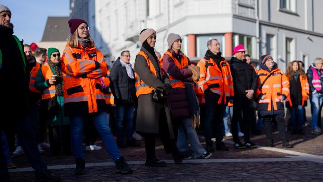 20 January 2026, North Rhine-Westphalia, Gelsenkirchen: Employees of Autobahn GmbH des Bundes and the North Rhine-Westphalia State Road Construction Authority demonstrate on the station forecourt as part of a nationwide strike day in the road sector. Numerous tunnels across North Rhine-Westphalia are affected by the strike. Photo: Rolf Vennenbernd/dpa