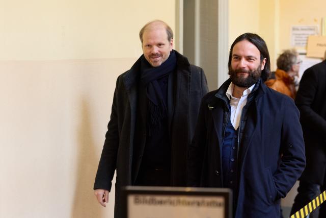 20 January 2026, Hamburg: Lawyers David Rieks (L) and Ingo Bott leave the district court during a break in the trial for alleged child abduction. In a cloak-and-dagger operation on New Year's Eve 2023/24, two children of the catering entrepreneur Block were taken from Denmark to Germany. The trial for the alleged abduction is taking place at Hamburg District Court, including against Block. Photo: Georg Wendt/dpa