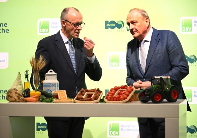 20 January 2026, Berlin: German Chancellor Friedrich Merz (L) speaks to Joachim Rukwied, President of the German Farmers' Association, during a tour of the German Farmers' Association stand at the 90th International Green Week. Photo: Britta Pedersen/dpa