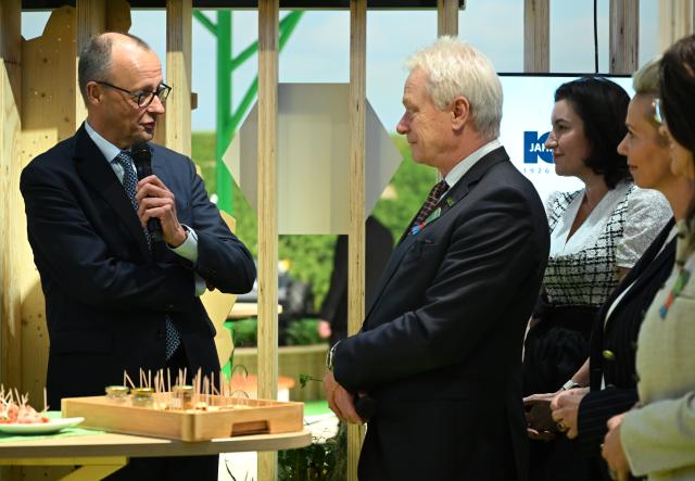20 January 2026, Berlin: German Chancellor Friedrich Merz (C) is greeted by Alois Rainer (CSU), Federal Minister of Food, Agriculture and Home Affairs, and Dorothee Baer (3rd L), German Minister of Research, Technology and Space, during a tour of the 90th International Green Week. Photo: Britta Pedersen/dpa