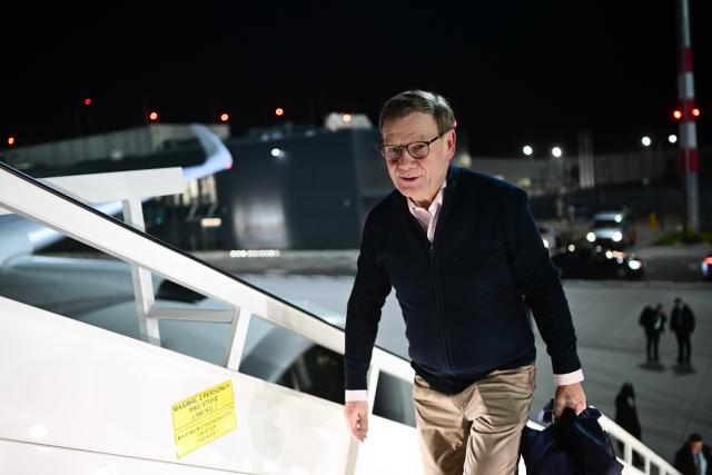 20 January 2026, Brandenburg, Schoenefeld: German Foreign Minister Johann Wadephul boards a plane at the military section of Berlin-Brandenburg Airport (BER) for his departure to Kenya and Ethiopia. Photo: Sebastian Christoph Gollnow/dpa
