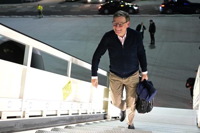 20 January 2026, Brandenburg, Schoenefeld: German Foreign Minister Johann Wadephul boards a plane at the military section of Berlin-Brandenburg Airport (BER) for his departure to Kenya and Ethiopia. Photo: Sebastian Christoph Gollnow/dpa