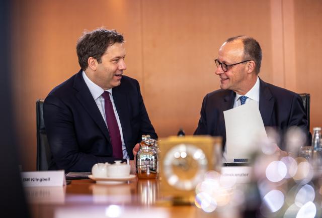 21 January 2026, Berlin: Lars Klingbeil, German Minister of Finance, speaks with German Chancellor Friedrich Merz before the start of the German Cabinet meeting at the German Chancellery in Berlin. Photo: Michael Kappeler/dpa