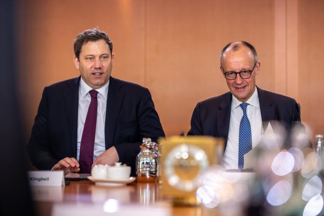 21 January 2026, Berlin: Lars Klingbeil, German Minister of Finance, and German Chancellor Friedrich Merz attend the German Cabinet meeting at the German Chancellery in Berlin. Photo: Michael Kappeler/dpa