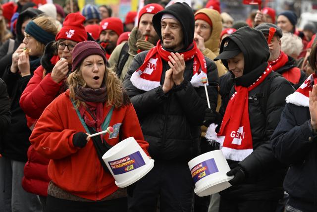 21 January 2026, North Rhine-Westphalia, Cologne: Salaried teachers are drumming on buckets and making their displeasure heard with horns. The GEW has called for warning strikes in some regions to draw attention to their demands in the upcoming round of collective bargaining. Photo: Roberto Pfeil/dpa
