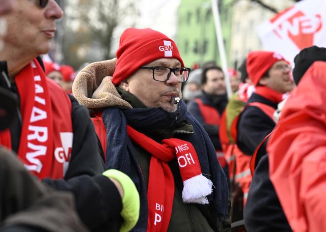 21 January 2026, North Rhine-Westphalia, Cologne: Salaried teachers are drumming on buckets and making their displeasure heard with horns. The GEW has called for warning strikes in some regions to draw attention to their demands in the upcoming round of collective bargaining. Photo: Roberto Pfeil/dpa