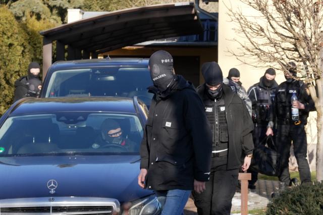 21 January 2026, Brandenburg, Koenigs Wusterhausen: Masked officers from the German Criminal Police Office (BKA) walk in front of a house. Officers arrested the Russian national Suren A. and the German Falko H.. They are to appear before the investigating judge at the German Court of Justice on Thursday. Photo: Sven Kaeuler/dpa