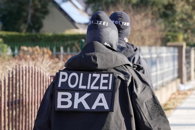 21 January 2026, Brandenburg, Koenigs Wusterhausen: Masked officers from the German Criminal Police Office (BKA) walk in front of a house. Officers arrested the Russian national Suren A. and the German Falko H.. They are to appear before the investigating judge at the German Court of Justice on Thursday. Photo: Sven Kaeuler/dpa