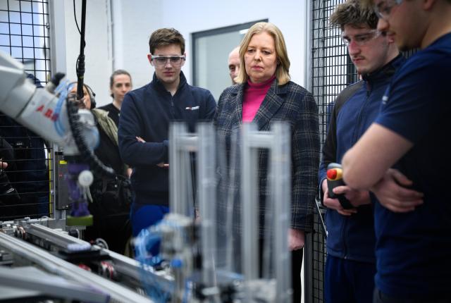 21 January 2026, Berlin: Baerbel Bas, German Minister of Labor and Social Affairs, visits the ABB training center and talks to trainees there. The ABB Training Center is the largest industrial training center in Berlin-Brandenburg and trains around 700 trainees from ABB and over 150 partner companies in 13 professions. Photo: Bernd von Jutrczenka/dpa