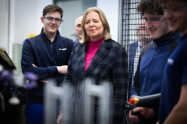 21 January 2026, Berlin: Baerbel Bas, German Minister of Labor and Social Affairs, visits the ABB training center and talks to trainees there. The ABB Training Center is the largest industrial training center in Berlin-Brandenburg and trains around 700 trainees from ABB and over 150 partner companies in 13 professions. Photo: Bernd von Jutrczenka/dpa