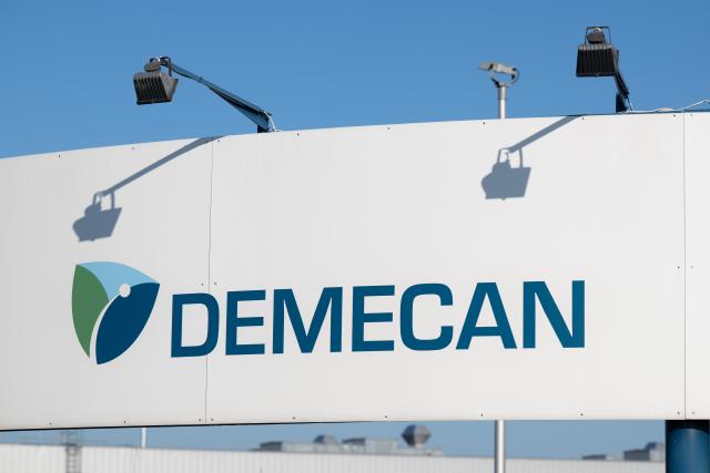 21 January 2026, Saxony, Ebersbach: The logo in front of the premises of the pharmaceutical company Demecan. The company is one of three that have been granted permission by the Federal Institute for Drugs and Medical Devices to cultivate cannabis in Germany. Photo: Sebastian Kahnert/dpa