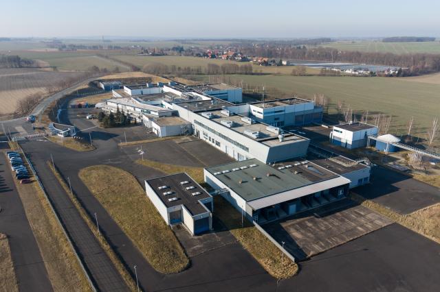 21 January 2026, Saxony, Ebersbach: An aerial view of the premises of the pharmaceutical company Demecan. The company is one of three that have been granted permission by the Federal Institute for Drugs and Medical Devices to cultivate cannabis in Germany. Photo: Sebastian Kahnert/dpa