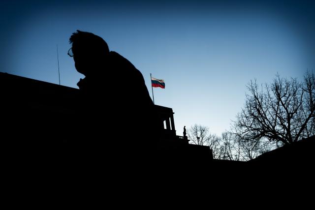 21 January 2026, Berlin: A passerby walks in front of the Embassy of the Russian Federation in Berlin. A German-Ukrainian woman is suspected of spying for Moscow in Berlin. Photo: Christoph Soeder/dpa