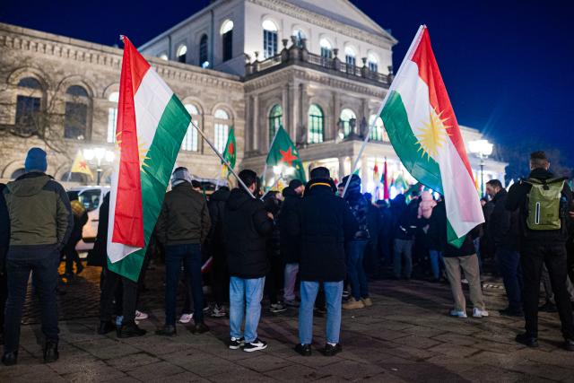 21 January 2026, Lower Saxony, Hanover: People take part in a pro-Kurdish demonstration on Opernplatz against violence in northern Syria. Photo: Moritz Frankenberg/dpa