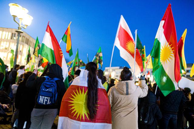 21 January 2026, Lower Saxony, Hanover: People take part in a pro-Kurdish demonstration on Opernplatz against violence in northern Syria. Photo: Moritz Frankenberg/dpa
