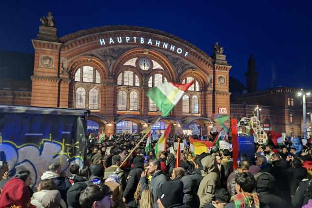 21 January 2026, Bremen: People take part in a pro-Kurdish demonstration at the main train station against violence in northern Syria. Photo: Kai Moorschlatt/dpa