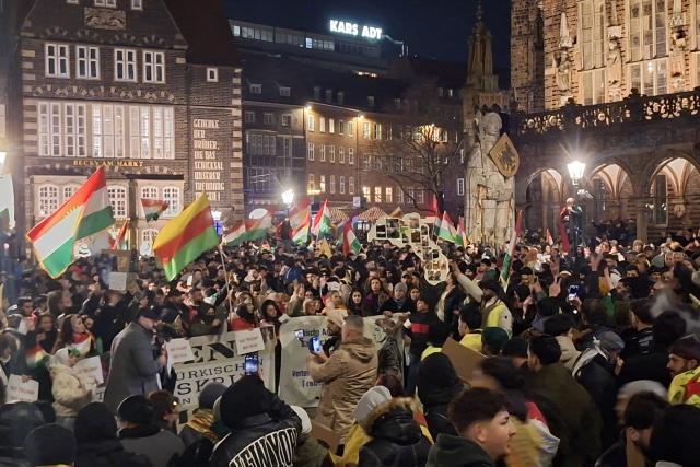 21 January 2026, Bremen: People take part in a pro-Kurdish demonstration at the main train station against violence in northern Syria. Photo: Kai Moorschlatt/dpa