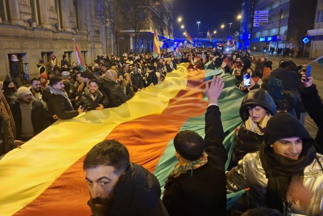 21 January 2026, Bremen: People take part in a pro-Kurdish demonstration at the main train station against violence in northern Syria. Photo: Kai Moorschlatt/dpa