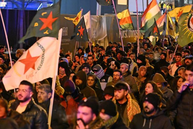 21 January 2026, Hesse, Frankfurt/Main: People walk down the street near the train station during a pro-Kurdish demonstration called for greater solidarity with Kurds in Syria. Photo: Michael Brandt/dpa