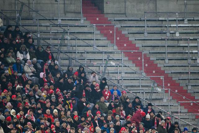 21 January 2026, Bavaria, Munich: Fans sit next to the empty south stand of the stadium during the UEFA Champions League soccer match between Bayern Munich and Union St. Gilloise at the Allianz Arena. Photo: Tom Weller/dpa