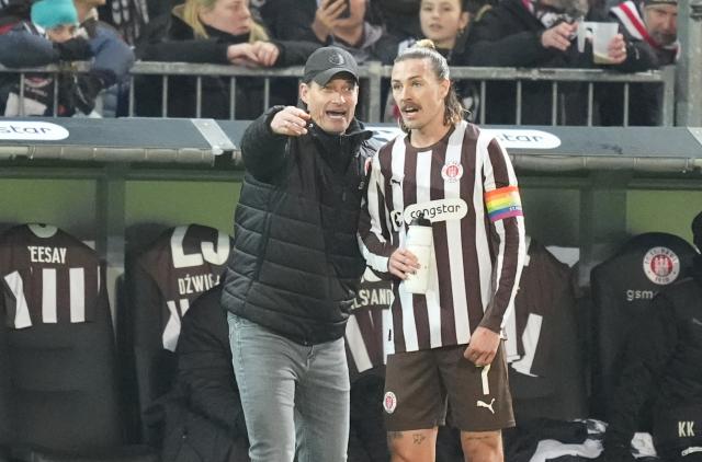 FILED - 13 December 2025, Hamburg: St. Pauli coach Alexander Blessin (L) talks to Jackson Irvine during the German Bundesliga soccer match between FC St. Pauli and 1. FC Heidenheim at Millerntor Stadium. Photo: Marcus Brandt/dpa