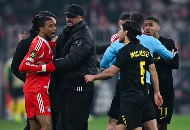 21 January 2026, Bavaria, Munich: Bayern Munich coach Vincent Kompany (C) pushes Michael Olise off the pitch after a scuffle during the UEFA Champions League soccer match between Bayern Munich and Union St. Gilloise at the Allianz Arena. Photo: Sven Hoppe/dpa