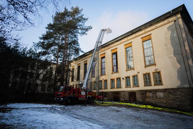22 January 2026, Brandenburg, Wandlitz: Firefighters are responding to a fire on the Bogensee site, which includes the former villa of Nazi propaganda minister J. Goebbels. According to the police, no one was injured in the fire in a building on the site. The police have opened an investigation and have been able to identify the first witnesses. Photo: Christoph Soeder/dpa