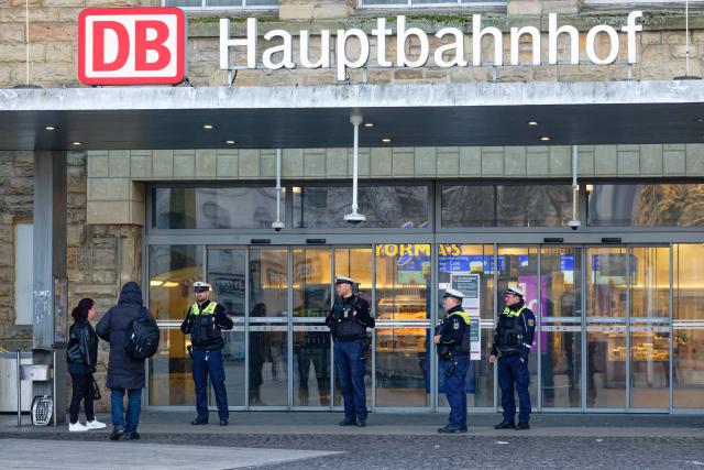 22 January 2026, North Rhine-Westphalia, Aachen: Police officers close off access to the main railway station before defusing an aerial bomb. Before defusing the 250-kilogram aerial bomb discovered during construction work, the area around the site is to be cleared within a 400-meter radius. Photo: Henning Kaiser/dpa