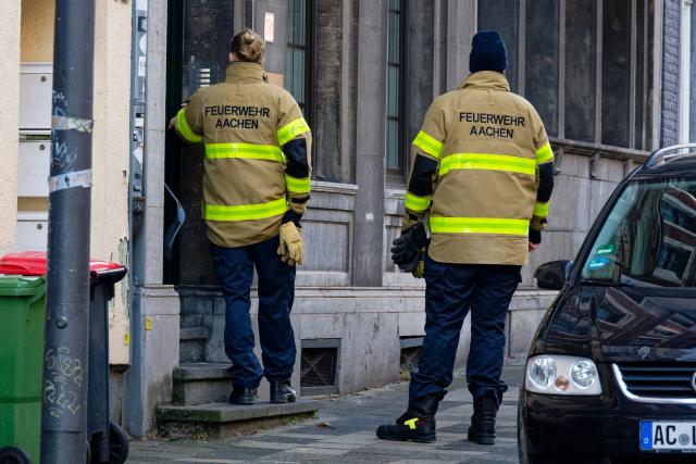 22 January 2026, North Rhine-Westphalia, Aachen: Firefighters check that all houses have been evacuated before defusing an aerial bomb in Aachen city center. Before defusing the 250-kilogram aerial bomb discovered during construction work, the area around the discovery site is to be cleared within a 400-meter radius. Photo: Henning Kaiser/dpa