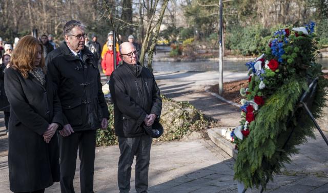 22 January 2026, Bavaria, Aschaffenburg: Juergen Herzing (C), Lord Mayor of the City of Aschaffenburg, stands with the mayors Jessica Euler (L) and Eric Leiderer at the wreath laying ceremony for the victims of the knife attack in Schoental Park. One year ago a mentally ill man fatally attacked young children with a knife at the Park. Photo: Daniel Vogl/dpa