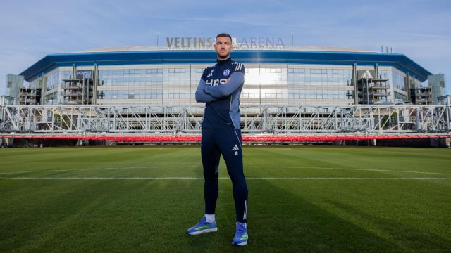 22 January 2026, North Rhine-Westphalia, Gelsenkirchen: Edin Dzeko stands on the pitch in front of the Veltins-Arena arena after joining German second Bundesliga club Schalke 04. Photo: Rolf Vennenbernd/dpa - IMPORTANT NOTE: In accordance with the regulations of the DFL German Football League and the DFB German Football Association, it is prohibited to utilize or have utilized photographs taken in the stadium and/or of the match in the form of sequential images and/or video-like photo series.