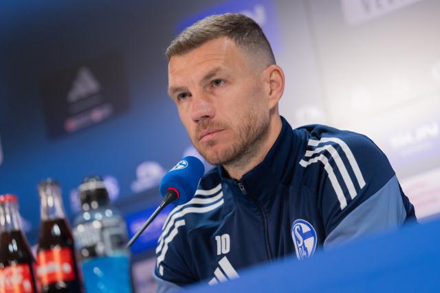 22 January 2026, North Rhine-Westphalia, Gelsenkirchen: Edin Dzeko speaks during the press conference to announce him joining German second Bundesliga club Schalke 04. Photo: Rolf Vennenbernd/dpa - IMPORTANT NOTE: In accordance with the regulations of the DFL German Football League and the DFB German Football Association, it is prohibited to utilize or have utilized photographs taken in the stadium and/or of the match in the form of sequential images and/or video-like photo series.