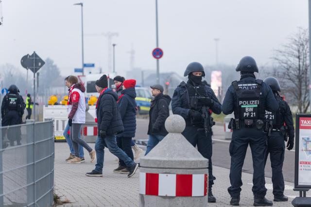 22 January 2026, Baden-Wuerttemberg, Freiburg im Breisgau: Police officers wearing additional ballistic equipment stand near the Europa-Park Stadium ahead of the UEFA Europa League soccer match between SC Freiburg and Maccabi Tel Aviv at Europa-Park Stadium. Photo: Philipp von Ditfurth/dpa