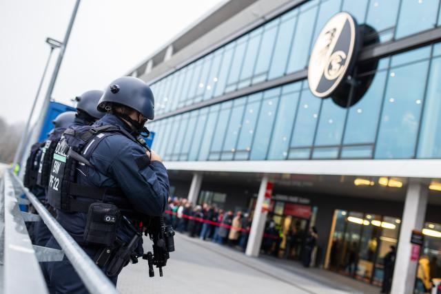 22 January 2026, Baden-Wuerttemberg, Freiburg im Breisgau: Police officers wearing additional ballistic equipment stand outside the Europa-Park Stadium ahead of the UEFA Europa League soccer match between SC Freiburg and Maccabi Tel Aviv at Europa-Park Stadium. Photo: Philipp von Ditfurth/dpa