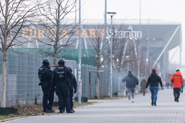 22 January 2026, Baden-Wuerttemberg, Freiburg im Breisgau: Police officers wearing additional ballistic equipment stand near the Europa-Park Stadium ahead of the UEFA Europa League soccer match between SC Freiburg and Maccabi Tel Aviv at Europa-Park Stadium. Photo: Philipp von Ditfurth/dpa