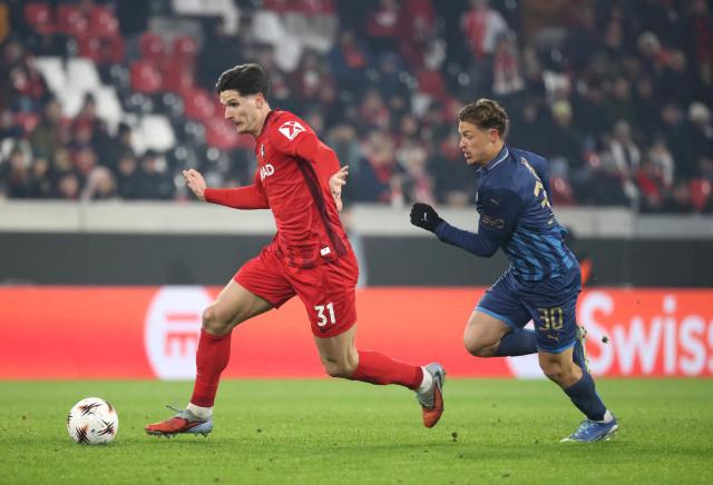 22 January 2026, Baden-Wuerttemberg, Freiburg im Breisgau: Freiburg's Igor Matanovic (L) and Maccabi Tel Aviv's Itamar Noy battle for the ball during the UEFA Europa League soccer match between SC Freiburg and Maccabi Tel Aviv at Europa-Park Stadium. Photo: Philipp von Ditfurth/dpa
