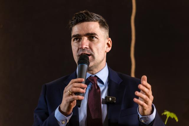 22 January 2026, Brandenburg, Vetschau: Austrian far-right extremist political activist, and leader of the Identitarian Movement of Austria Martin Sellner speaks at a press conference before his lecture on "Remigration." Photo: Frank Hammerschmidt/dpa