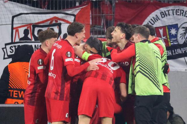 22 January 2026, Baden-Wuerttemberg, Freiburg im Breisgau: Freiburg players celebrate their side's first goal during the UEFA Europa League soccer match between SC Freiburg and Maccabi Tel Aviv at Europa-Park Stadium. Photo: Philipp von Ditfurth/dpa