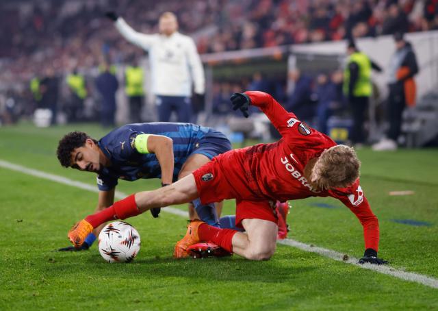 22 January 2026, Baden-Wuerttemberg, Freiburg im Breisgau: Freiburg's Jan-Niklas Beste (R) and Maccabi Tel Aviv's Roy Revivo battle for the ball during the UEFA Europa League soccer match between SC Freiburg and Maccabi Tel Aviv at Europa-Park Stadium. Photo: Philipp von Ditfurth/dpa