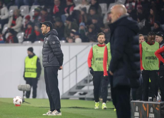 22 January 2026, Baden-Wuerttemberg, Freiburg im Breisgau: Freiburg coach Julian Schuster (L) and Maccabi Tel Aviv coach Zarko Lazetic stand on the touchline during the UEFA Europa League soccer match between SC Freiburg and Maccabi Tel Aviv at Europa-Park Stadium. Photo: Philipp von Ditfurth/dpa