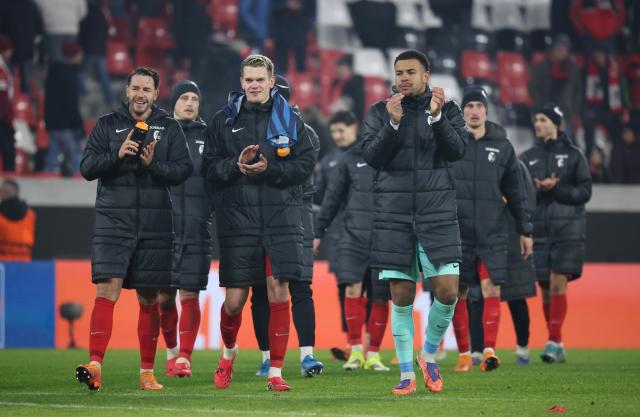 22 January 2026, Baden-Wuerttemberg, Freiburg im Breisgau: Freiburg players thank the fans after the UEFA Europa League soccer match between SC Freiburg and Maccabi Tel Aviv
 at Europa-Park Stadium. Photo: Philipp von Ditfurth/dpa