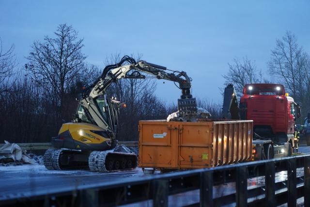 23 January 2026, North Rhine-Westphalia, Paderborn: Heavy equipment is used to clear debris after a series of accidents on the A44 caused by icy roads, resulting in several deaths and many injuries. Photo: Christian Müller/dpa