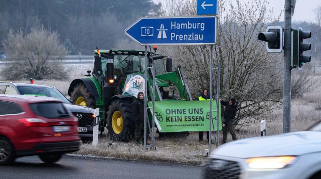 23 January 2026, Brandenburg, Erkner: Early this morning, farmers are standing next to the slip road onto the A10 highway, the eastern Berlin ring road, protesting against the European Union's Mercosur agreement with several Latin American countries. Photo: Patrick Pleul/dpa
