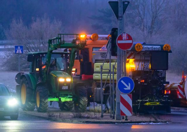 23 January 2026, Brandenburg, Erkner: Early this morning, farmers are standing next to the slip road onto the A10 highway, the eastern Berlin ring road, protesting against the European Union's Mercosur agreement with several Latin American countries. Photo: Patrick Pleul/dpa