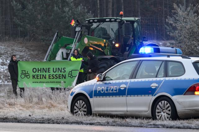 23 January 2026, Brandenburg, Erkner: Early this morning, farmers are standing next to the slip road onto the A10 highway, the eastern Berlin ring road, protesting against the European Union's Mercosur agreement with several Latin American countries. Photo: Patrick Pleul/dpa