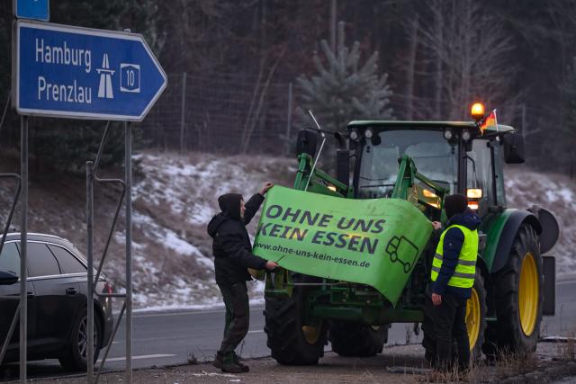 23 January 2026, Brandenburg, Erkner: Early this morning, farmers are standing next to the slip road onto the A10 highway, the eastern Berlin ring road, protesting against the European Union's Mercosur agreement with several Latin American countries. Photo: Patrick Pleul/dpa