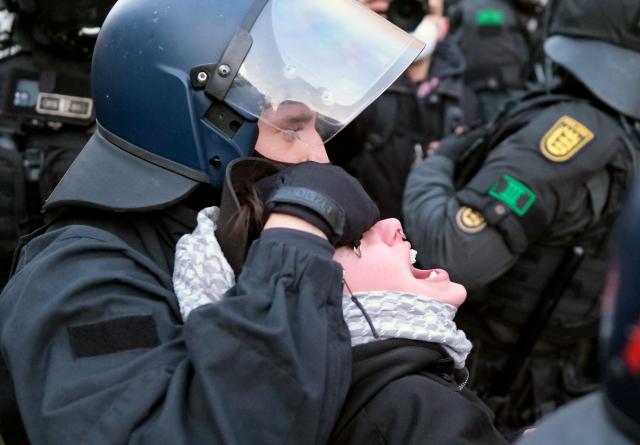 FILED - 17 January 2026, Saxony, Leipzig: A German police officer detains a person during a pro-Palestine demonstration in Leipzig. Photo: Sebastian Willnow/dpa