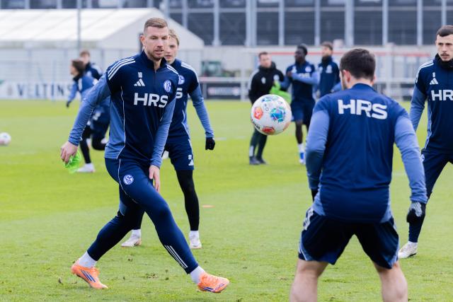 23 January 2026, North Rhine-Westphalia, Gelsenkirchen: FC Schalke 04's new signing Edin Dzeko (l) takes part in his first team training session. Photo: Rolf Vennenbernd/dpa